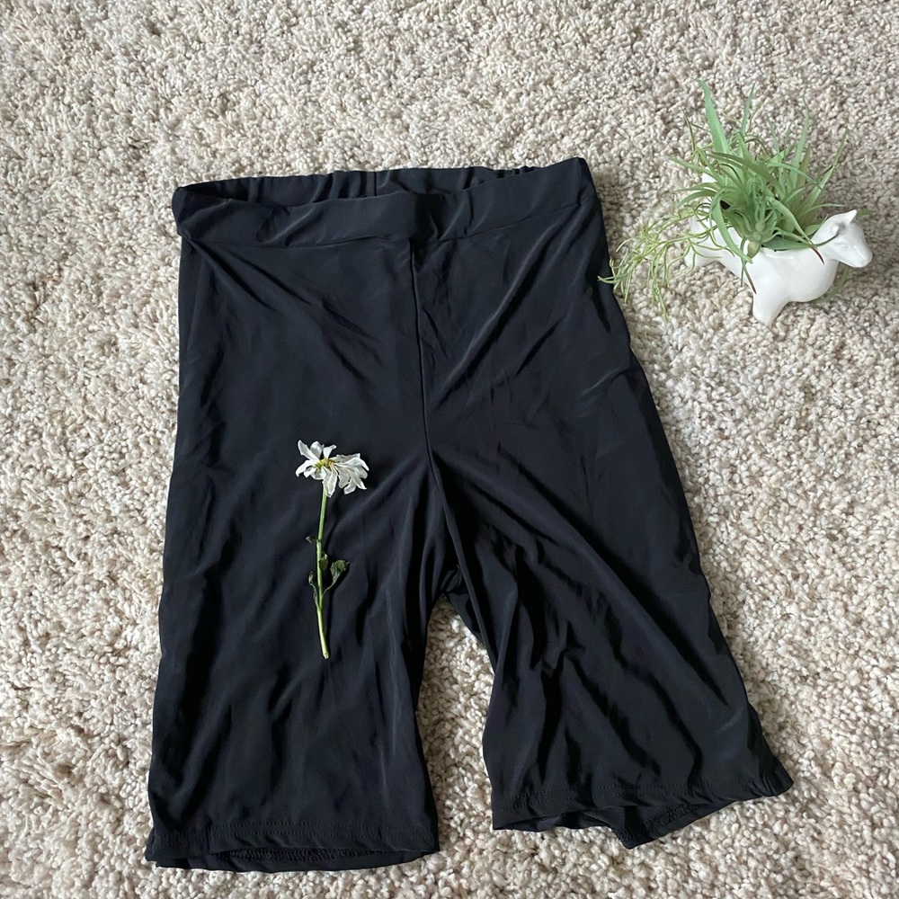 Super cute black biking shorts in size large.
Casual and simple Boohoo size 12